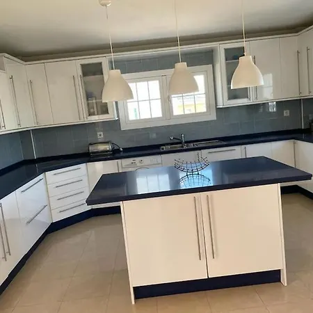Stunning 5 Bedroom Villa *